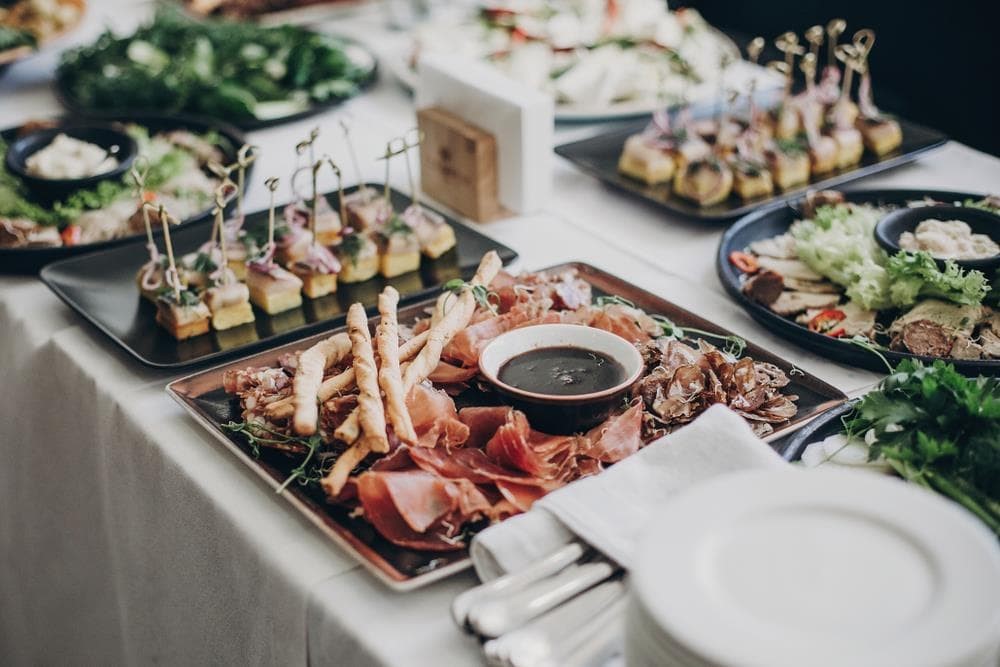 ¿Organizando un evento grande? Las ventajas del catering buffet