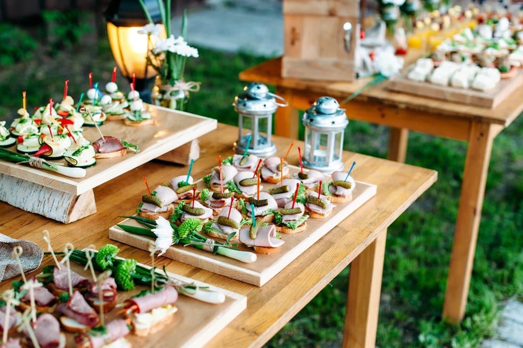 Refresca tu evento de verano con menús de catering fríos